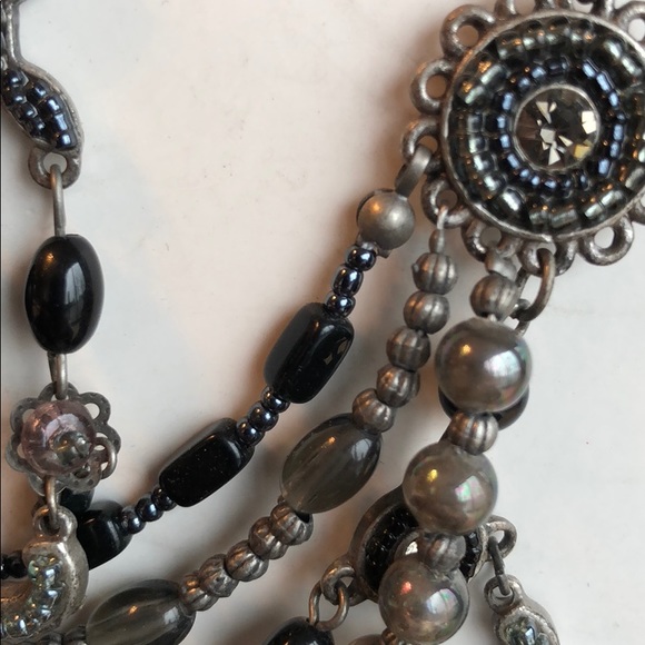 Necklace 🏰 - Picture 2 of 3